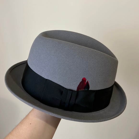 Stetson Royal Grey Fedora Black Ribbon w/ Red Feather - Picture 2 of 10